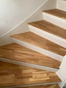 Escalier en béton avec des marches en bois massif